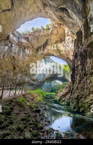 La grotte géante de Devetashka avec un écosystème incroyable à l'intérieur. Situé près de la ville de Lovech en Bulgarie. Banque D'Images