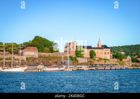 Oslo, Norvège - 13 août 2022: Forteresse d'Akersus vue de la mer (Oslofjord). Banque D'Images