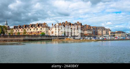 Panorama du front de mer de Malahide, avec de belles maisons en bord de mer. Malahide est une localité côtière prospère de Fingal, dans le comté de Dublin, en Irlande. Banque D'Images