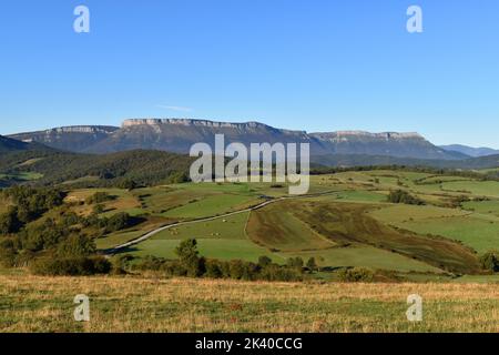 Paysage avec des prairies et les montagnes de la Sierra Salvada. Alava. Pays Basque. Espagne Banque D'Images