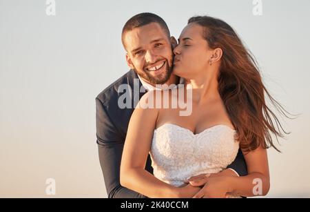 Mariage, mariée et marié baiser portrait dans la cérémonie romantique coucher du soleil pour célébrer le mariage au Mexique. Soin, amour et passion de l'homme mexicain marié et Banque D'Images