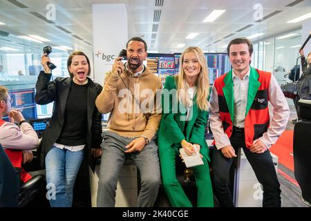 (De gauche à droite) Sadie Frost, Rio Ferdinand et Laura Whitmore lors de la journée de charité annuelle de la BGC à Canary Wharf à Londres, en commémoration des 658 collègues de la BGC et des 61 employés d'Eurobrokers perdus le 9/11. Au cours des 18 dernières années, environ 192 millions de dollars américains ont été recueillis à la suite de la journée de la charité. Date de la photo: Jeudi 29 septembre 2022. Banque D'Images