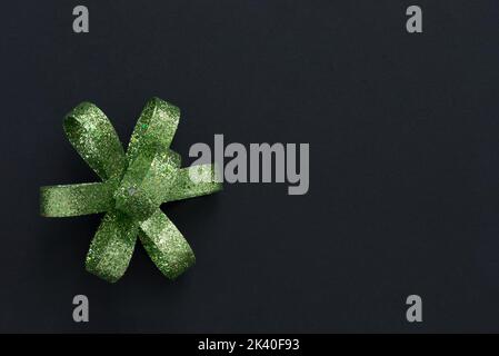 Noeud cadeau vert sur fond sombre Banque D'Images