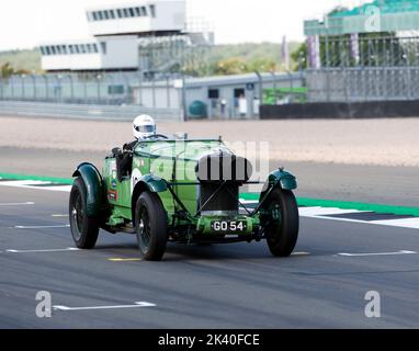 Nicholas Pellett, dans son Green, 1931, Talbot 105 Team car, lors de la course de voitures de sport d'avant-guerre de MRL 'BRDC 500' au Silverstone Classic 2022. Banque D'Images