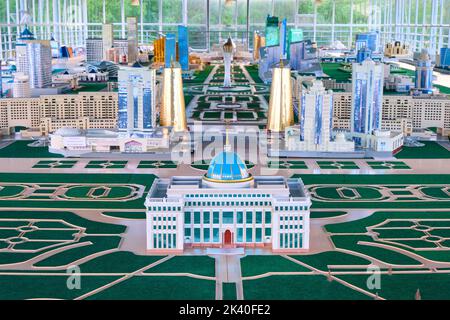 Une carte d'ensemble du centre d'Astana. Le bâtiment du gouvernement du Palais présidentiel au premier plan. À Atameken carte du parc miniature du Kazakhstan à Asta Banque D'Images