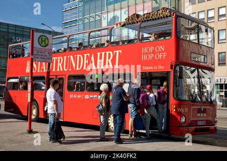 Personnes à bord du bus touristique rouge à impériale, Allemagne, Hambourg Banque D'Images