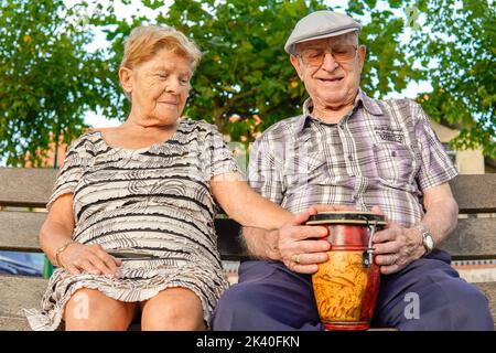 Couple de personnes âgées jouant le bongo. Journée internationale des personnes âgées Banque D'Images