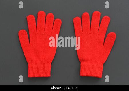 Gants en laine isolés - rouges Banque D'Images