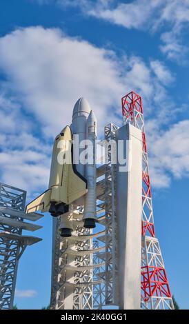 Un modèle de l'orbiteur spatial Buran sur un plateau de lancement à la ville spatiale russe de Baikonour. À Atameken carte du parc miniature du Kazakhstan à Astana. Banque D'Images