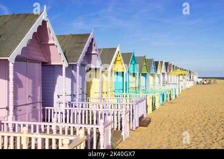 Cabanes de plage de Mersea Island huttes de plage colorées plage de Mersea Island West mersea Island Essex Angleterre GB Europe Banque D'Images