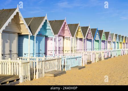 Mersea Island Beach huts rangée de huttes de plage colorées Mersea Island Beach West mersea Island Essex Angleterre GB Europe Banque D'Images