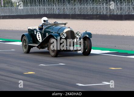 Simon Llewellyn, dans son Green, 1924, Bentley 3/4½, pendant la course de voitures de sport d'avant-guerre de MRL 'BRDC 500' au Silverstone Classic 2022. Banque D'Images