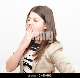 Femme bâilleuse et fatiguée. Magnifique modèle caucasien isolé sur fond blanc photo Banque D'Images