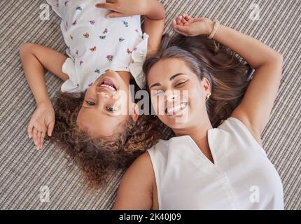 Famille, enfants et amour au-dessus d'une fille et mère couché sur un lit dans la chambre de leur maison ensemble d'en haut. Enfants, heureux et sourire avec une femme Banque D'Images