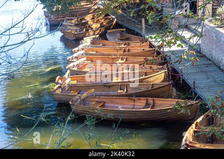 Location de bateaux en bois sur la rivière Stour, la Boathouse, Mill Lane Dedham, Essex, Angleterre, Royaume-Uni Banque D'Images