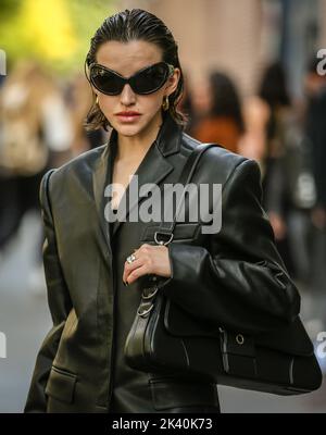 MILAN, Italie- 21 septembre 2022: Les femmes dans la rue à Milan. Banque D'Images