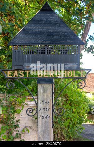 Panneau du village, la rue, East Bergholt, Suffolk, Angleterre, Royaume-Uni Banque D'Images