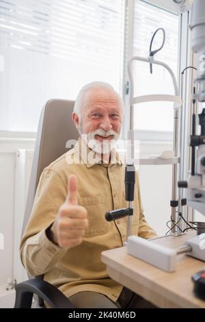 Un homme âgé qui se présente avec le pouce chez le médecin Banque D'Images