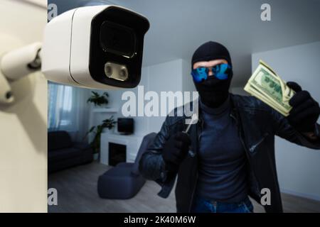 Concept de caméra de sécurité. La caméra dans la chambre du voleur Banque D'Images