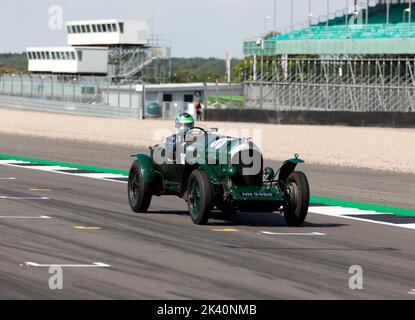 James Morley pilotant son Vert, 1927, Bentley 3/4½, pendant la course de voitures de sport d'avant-guerre de MRL 'BRDC 500' au Silverstone Classic 2022. Banque D'Images