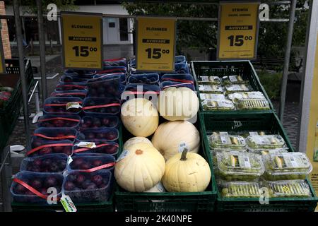 Copenhague /Danemark/29 septembre 2022/magasin d'alimentation forte inflations et prix élevés des aliments à l'épicerie de Kastrup (photo..Francis DJoseph n/Dean Pictures. Banque D'Images