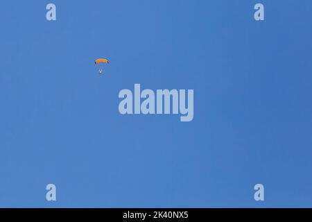 Skydiver avec une petite voûte d'un parachute sur le fond un ciel bleu, gros plan. Parachutisme sous parachute Banque D'Images