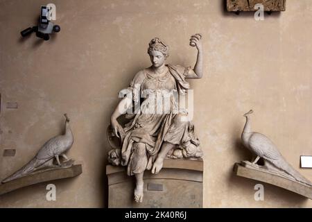 La statue maniériste de Juno, à l'origine au sommet de l'élégante courbe de la fontaine créée par Ammannati pour le Grand-Duc Cosimo I de Toscane. Banque D'Images