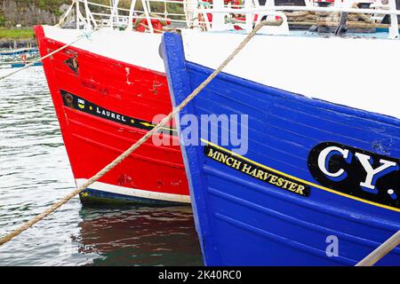 Les arceaux de deux bateaux de pêche dans le port de l'Écosse occidentale à Mallaig, Morar, Écosse, Royaume-Uni. Banque D'Images