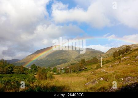 Vue sur un arc-en-ciel au-dessus du Viaduc en automne à Glenfinnan, Inverness-shire, Écosse, Royaume-Uni. Banque D'Images