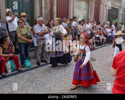 Ponte de Lima - 10 septembre 2022 : jeunes vêtus des costumes traditionnels du nord du Portugal au défilé des festivités de Feiras Novas. Banque D'Images