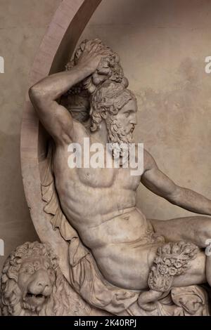 La statue maniériste de l'Arno, reposant sur l'élégante courbe de la fontaine créée par Ammannati pour le Grand-Duc Cosimo I de Toscane. Banque D'Images