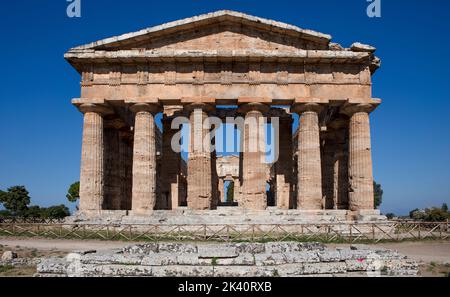 Le Temple de Hera II (également connu sous le nom de Temple de Neptune) à Paestum en Campanie est un ancien temple dorique grec construit autour de 460 - 450 BCE. Banque D'Images