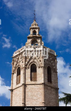 Vue rapprochée de la partie supérieure du clocher connu sous le nom de Miguelete (El Micalet) à côté de la cathédrale de Valence, vue depuis la Plaza de la Reina en va Banque D'Images