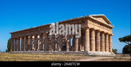 Le Temple de Hera II (également connu sous le nom de Temple de Neptune) à Paestum en Campanie est un ancien temple dorique grec construit autour de 460 - 450 BCE. Banque D'Images