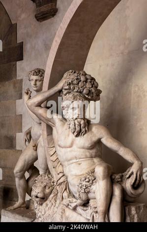 La statue maniériste de l'Arno, reposant sur l'élégante courbe de la fontaine créée par Ammannati pour le Grand-Duc Cosimo I de Toscane. Banque D'Images