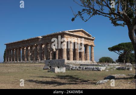 Le Temple de Hera II (également connu sous le nom de Temple de Neptune) à Paestum en Campanie est un ancien temple dorique grec construit autour de 460 - 450 BCE. Banque D'Images