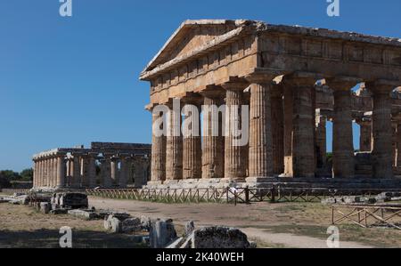 Les temples de Hera I & II (également connu sous le nom de Temple de Neptune) à Paestum en Campanie est un ancien temple dorique grec construit autour de 460 - 450 BCE. Banque D'Images