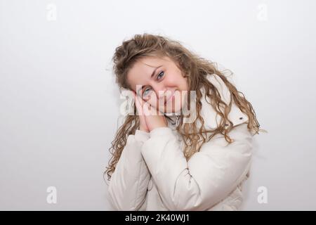 Femme bâilleuse et fatiguée. Magnifique modèle caucasien isolé sur fond blanc photo Banque D'Images