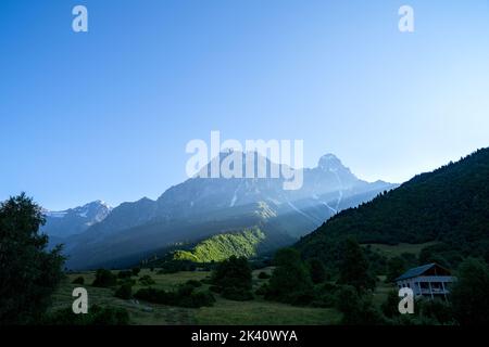 Ushba (4710m haut) dans le Haut-Svaneti, Géorgie Banque D'Images