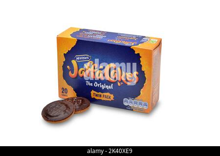 McVités Jaffa Cakes boîte emballage avec deux gâteaux devant la boîte isolée sur découpe blanche Banque D'Images