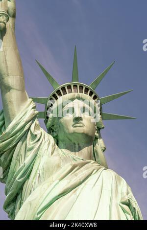 Gros plan sur le visage et la couronne de la Statue de la liberté par temps ensoleillé Banque D'Images