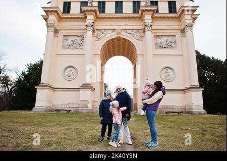 Mère avec quatre enfants au rendez vous, également appelé le Temple Diana, République tchèque. Banque D'Images