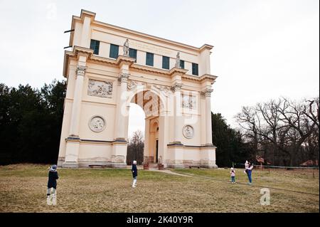 Mère avec quatre enfants au rendez vous, également appelé le Temple Diana, République tchèque. Banque D'Images