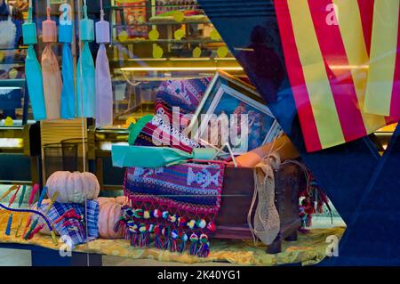 Vitrine décorée avec des objets liés au festival de Valence, un drapeau valencien, potiron, roquettes, espadrilles, Une couverture de la typique Valenci Banque D'Images