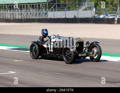 La réplique de Frazer Nash TT 1928, partagée par Gregor Fisken et Patrick Blakeney Edwards, a remporté la course de voitures de sport d'avant-guerre « BRDC 500 » de MRL. Banque D'Images