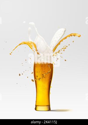 Mousse et éclaboussures de bière provenant d'un verre de bière blonde légère et mousseuse isolée sur fond clair. Concept d'art, de boissons, de festivals. Banque D'Images