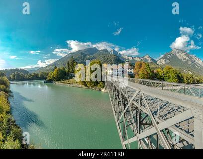 Château de Reichenau à la frontière du Rhin *** Légende locale *** Tamins, Grisons, Suisse, paysage, eau, automne, montagnes, collines, bridgé Banque D'Images