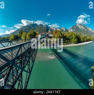 Château de Reichenau à la frontière du Rhin *** Légende locale *** Tamins, Grisons, Suisse, paysage, eau, automne, montagnes, collines, bridgé Banque D'Images