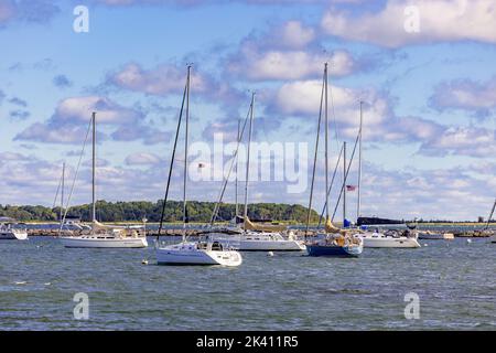 Voiliers sur amarres à Sag Harbor, NY Banque D'Images