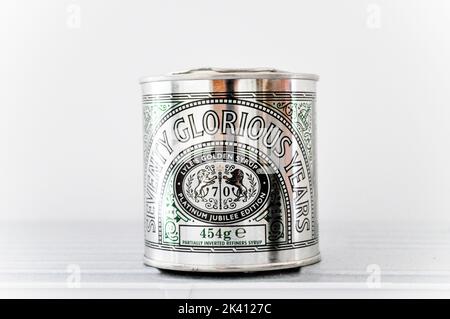 Édition spéciale boîte de sirop doré de Lyle sur fond blanc. Soixante-dix années glorieuses édition Platinum. Banque D'Images